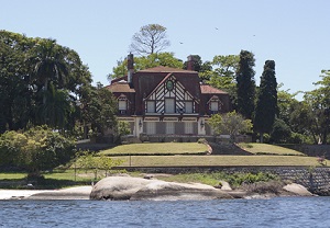 Palácio de Brocoió é joia esquecida na Baía de Guanabara