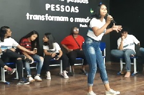 A potência da Poesia Falada e do Slam no desenvolvimento da capacidade expressiva