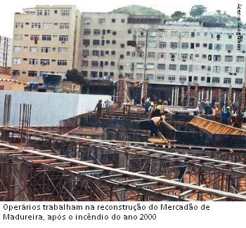 operarios reconstroem o Mercadao depois incendio acervo acogramm