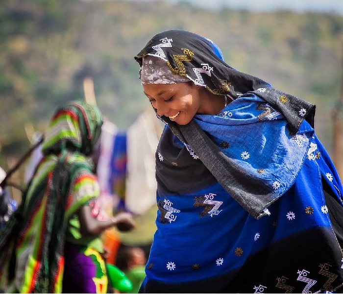 Fotografia. Mulher negra de véu muçulmano preto e azul