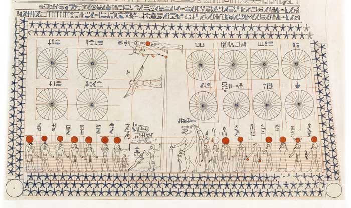 Gravura em papel. O teto da tumba de Senmuth tem formato retangular, é circundado por estrelas de cinco pontas e dividido, ao centro, por duas linhas que partem de um mesmo ponto de fuga. À esquerda do teto, há quatro círculos divididos por vinte e quatro linhas. À direita, oito. O teto também tem desenhos de várias figuras míticas: três ao centro e vinte abaixo dos círculos.  Há ainda hieróglifos que parecem nomear cada círculo e cada figura mítica.  